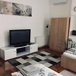 Deri Kert Apartmanhaz B * Baja