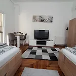 Deri Kert Apartmanhaz B * Baja