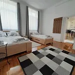 Deri Kert Apartmanhaz B Apartment