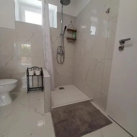 Deri Kert Apartmanhaz B Baja