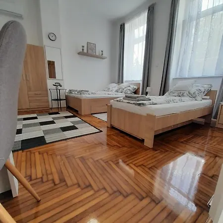 Deri Kert Apartmanhaz B *