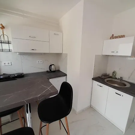 Deri Kert Apartmanhaz B *