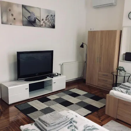 Deri Kert Apartmanhaz B * Baja