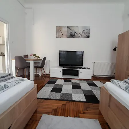 Deri Kert Apartmanhaz B * Baja