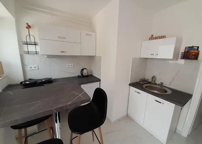 Deri Kert Apartmanhaz B *