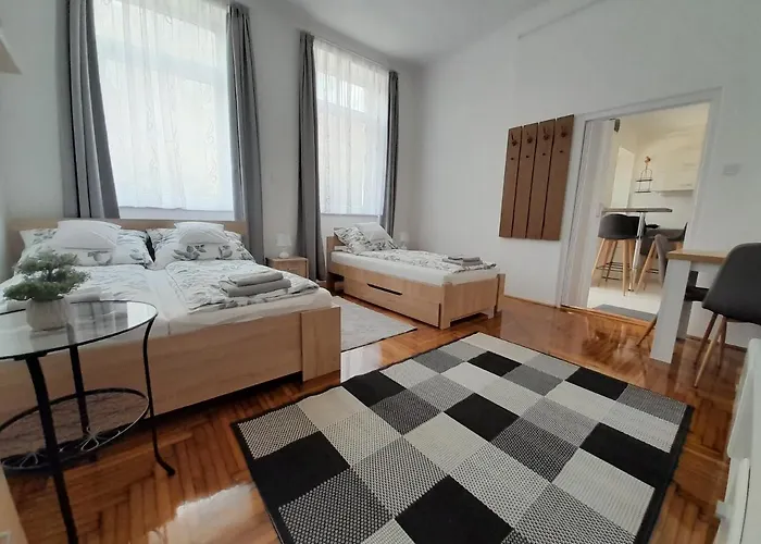 Deri Kert Apartmanhaz B Διαμέρισμα